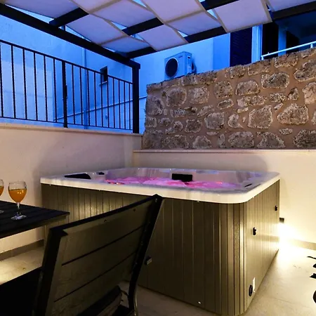 Modern Jacuzzi Minnie *